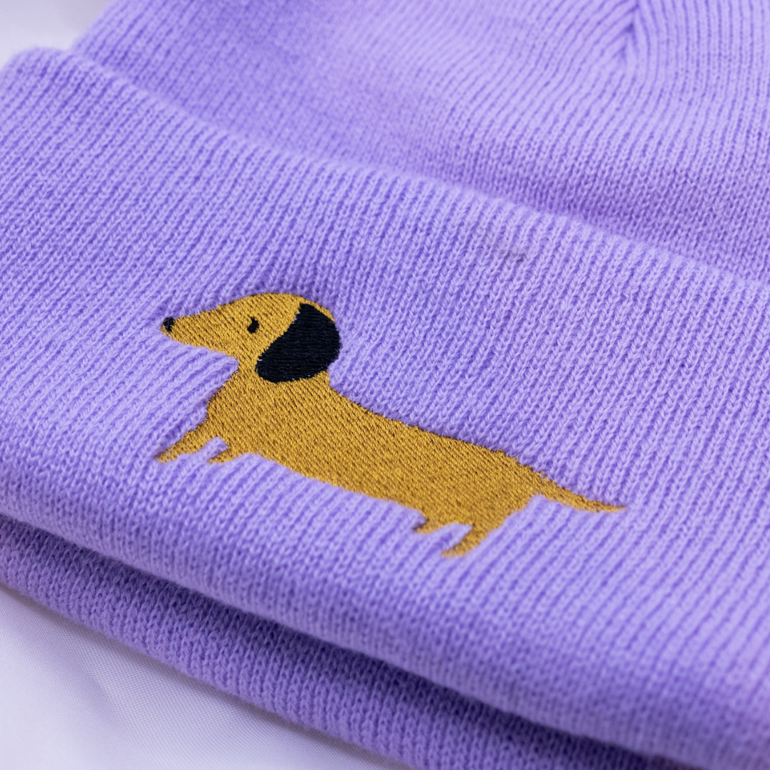 Dackel Mütze Beanie Hund bestickt - Dackel Geschenk Wintermütze Lila