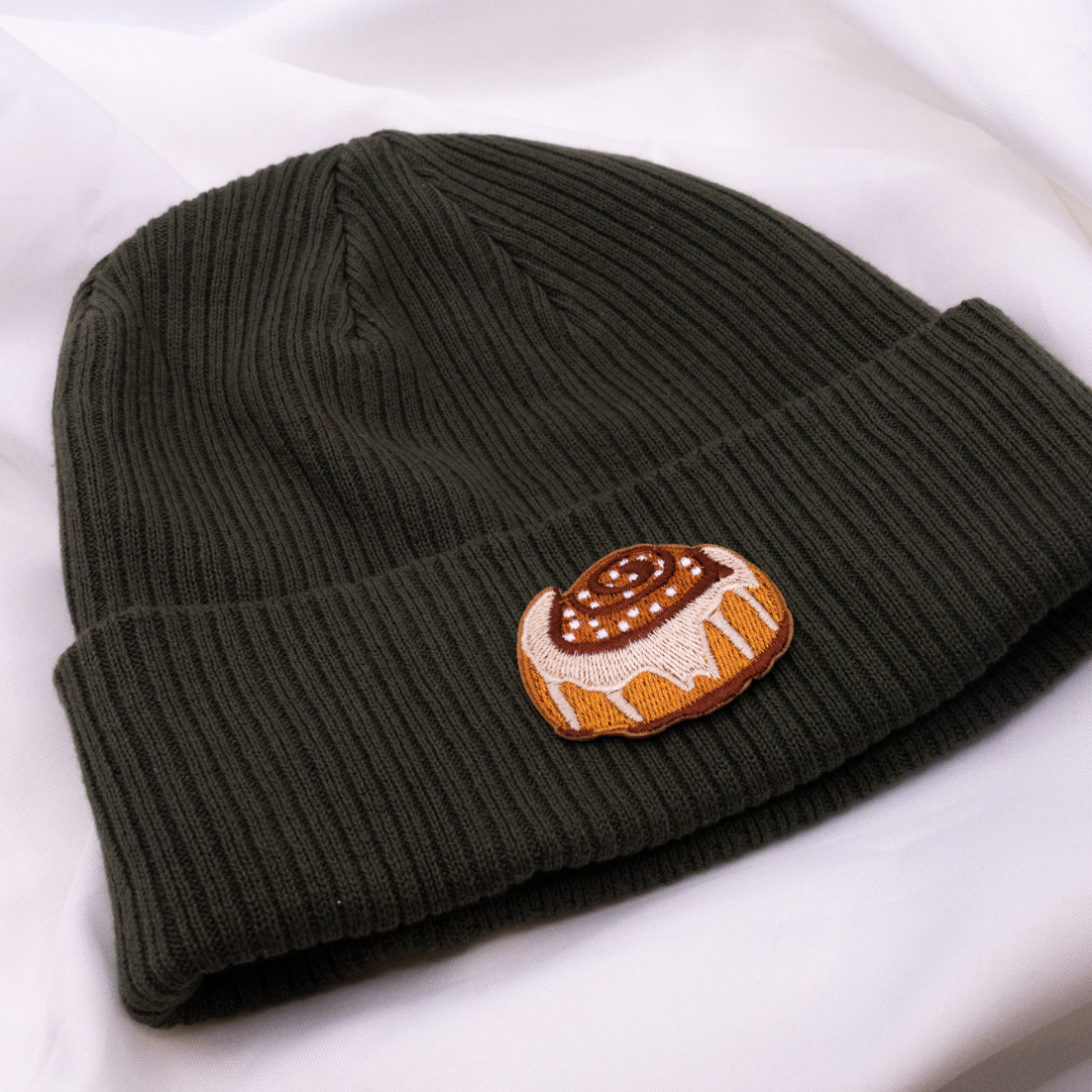 Mütze Zimtschnecke Beanie gestickte Kanelbulle - Schweden Geschenk Wintermütze bunt Skandinavien