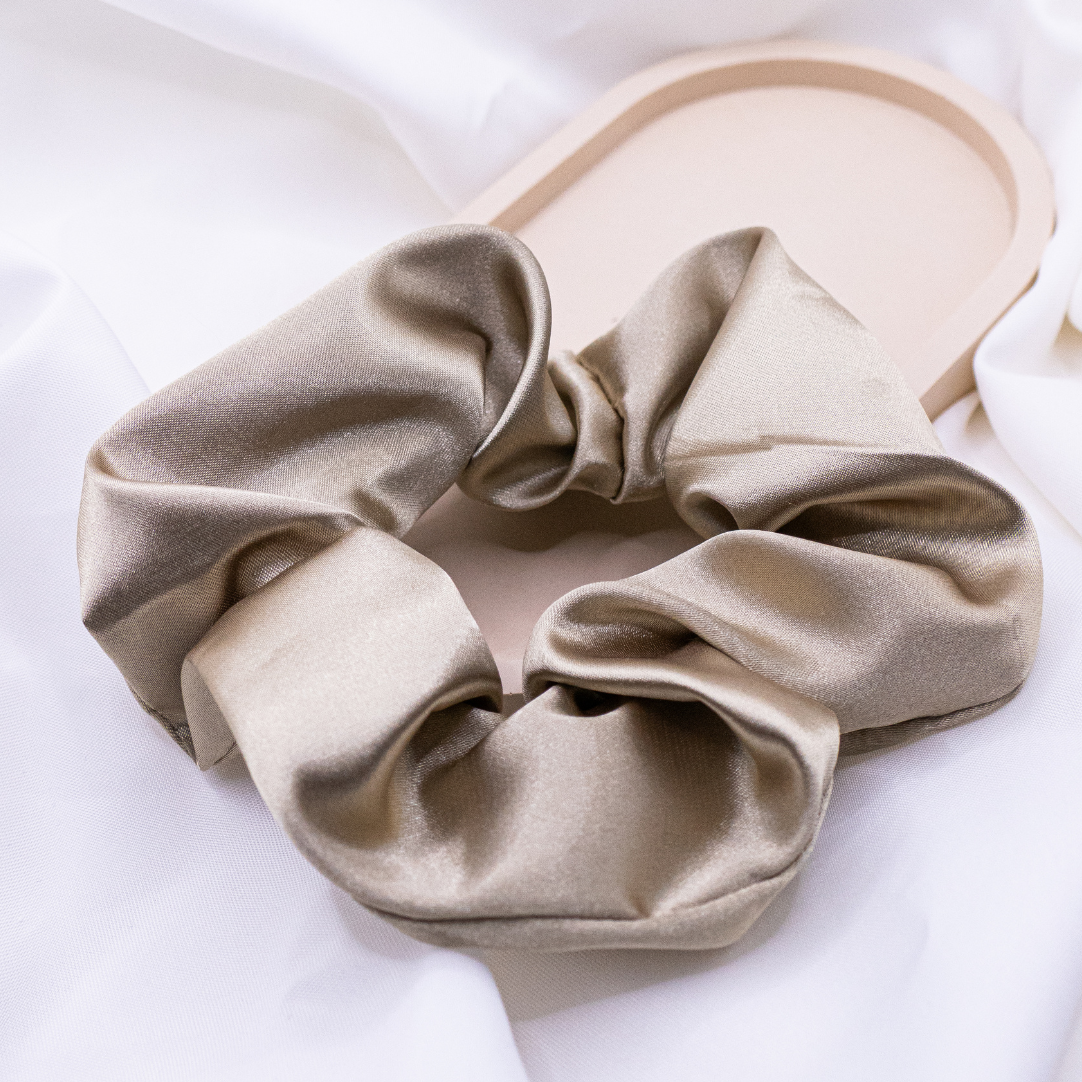 Scrunchie Satin Beige Haarband hellgrün - handgenähter Haargummi glänzend