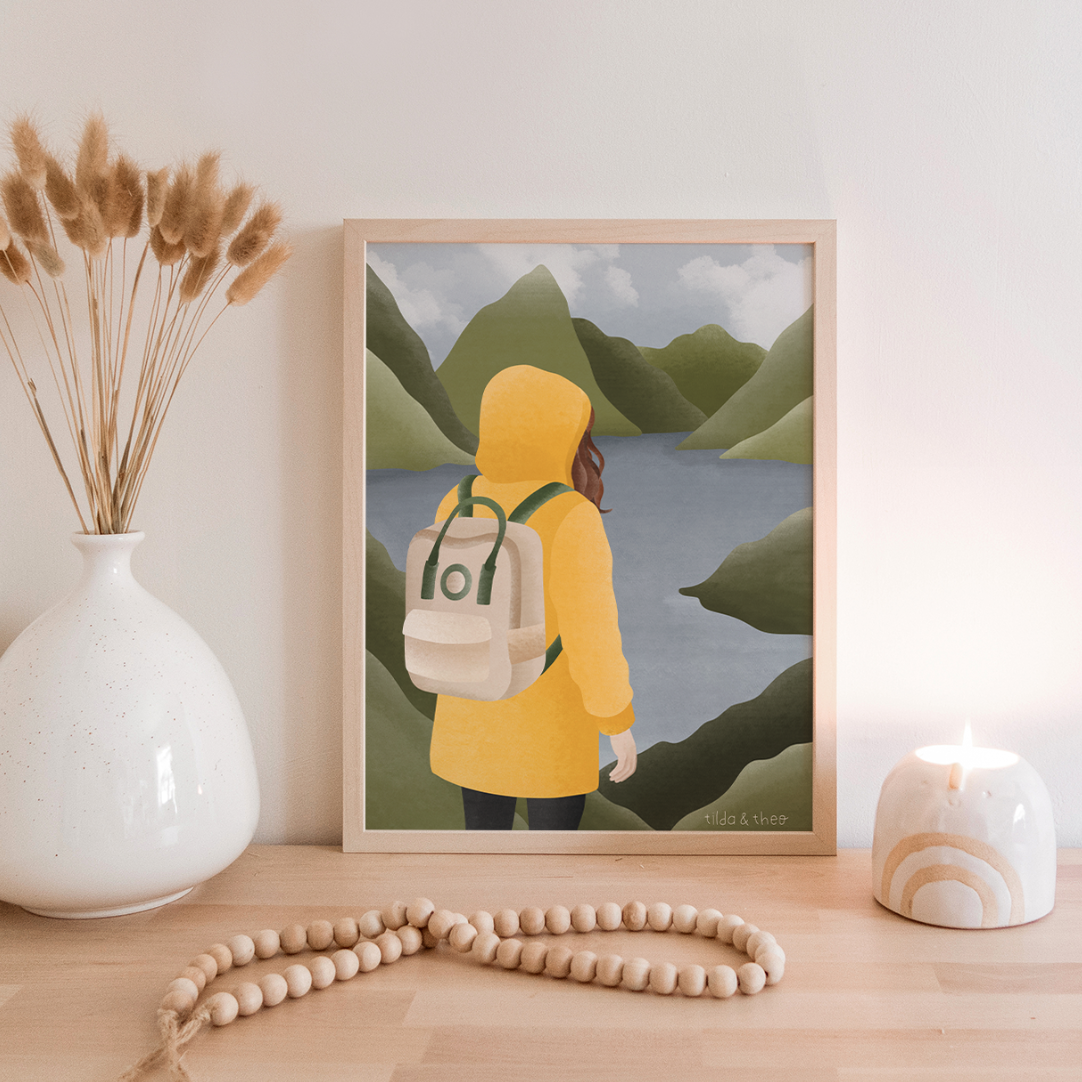 Poster Norwegen Fjorde Frau in gelber Regenjacke - Wandern Reise Skandinavien - Norwegische Berge