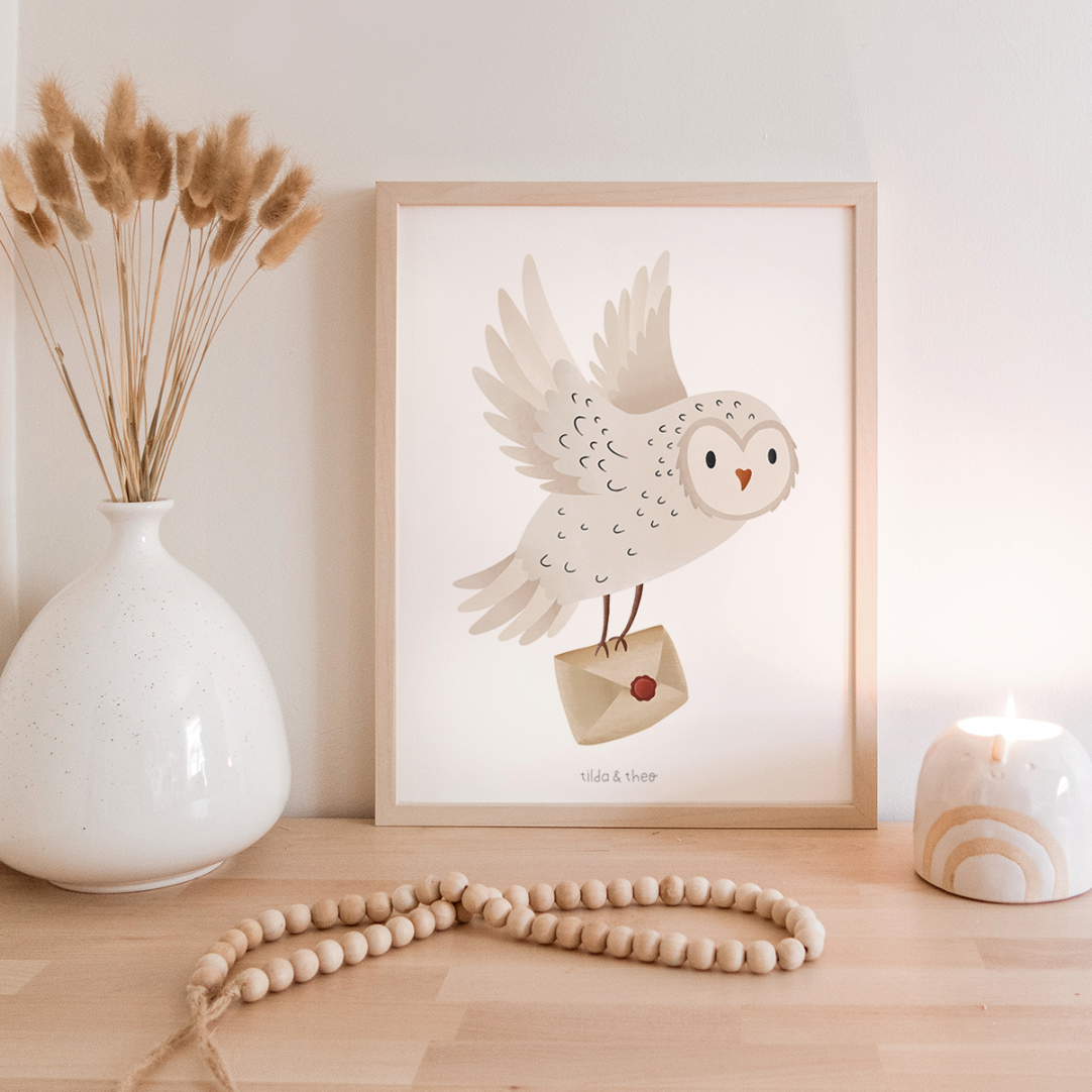 Poster Eule Schneeeule mit Brief Winter Kunstdruck - Lesen Geschenk weiße Eule Tiermotiv Vogel Magie