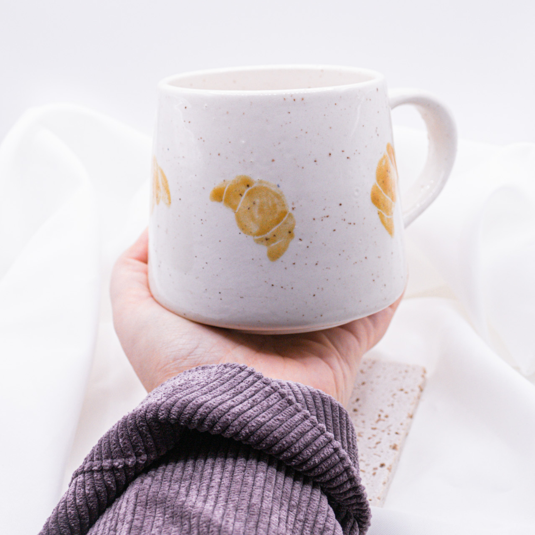 Tasse Croissant handbemalt Frühstück - handgemachte Tasse Gebäck Geschenk