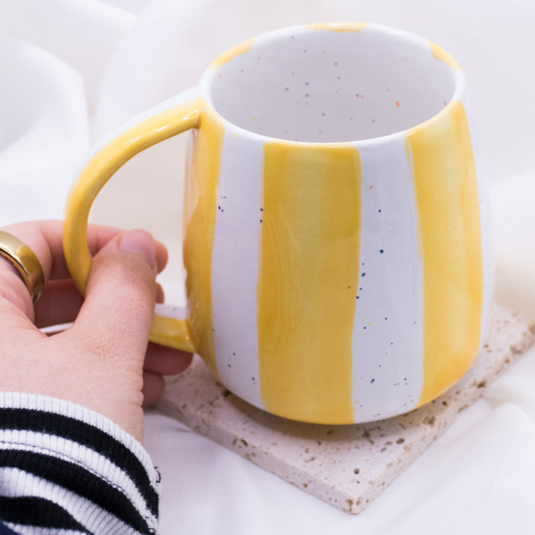 Tasse gelbe Streifen handbemalt - Sprenkel Streifen Keramikbecher Gelb bauchig