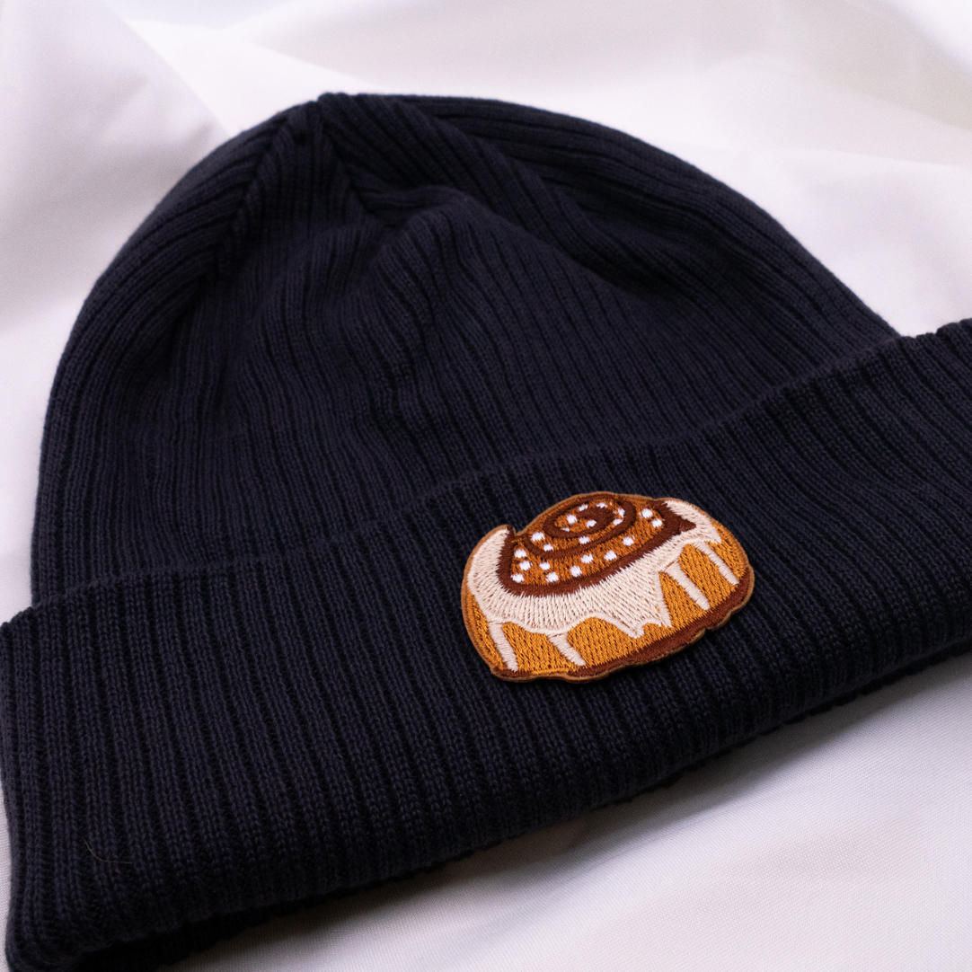 Mütze Zimtschnecke Beanie gestickte Kanelbulle - Schweden Geschenk Wintermütze bunt Skandinavien