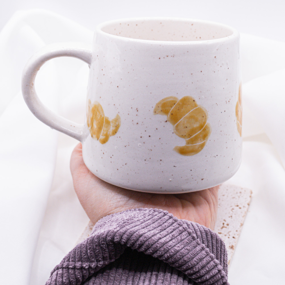 Tasse Croissant handbemalt Frühstück - handgemachte Tasse Gebäck Geschenk