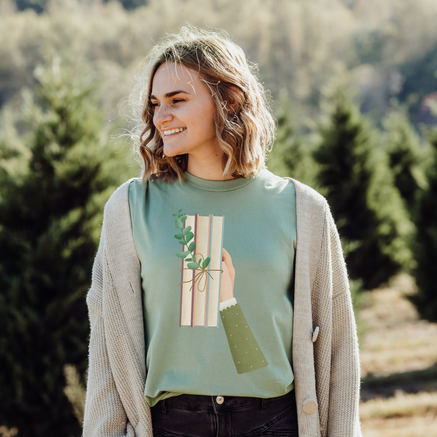 Frau mit einen Bücher shirt in grün im wald