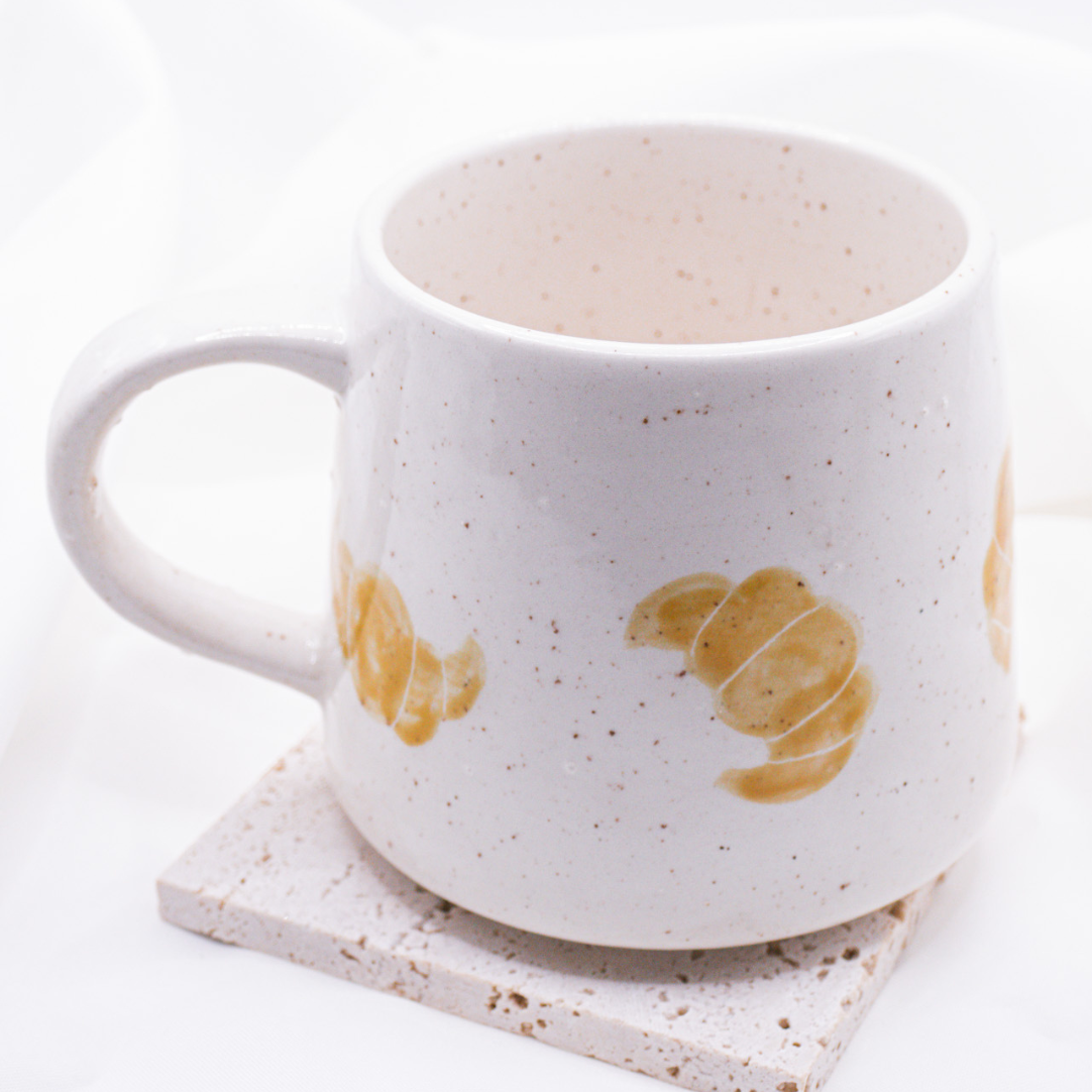 Tasse Croissant handbemalt Frühstück - handgemachte Tasse Gebäck Geschenk