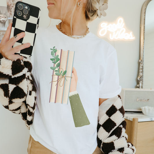 Frau mit einen Bücher shirt in beige im Wohnzimmer